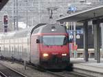 SBB - 460 037-5 mit Schnellzug bei der einfahrt im Bahnhof Spiez am 26.01.2013