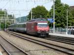 SBB - 460 015-1 vor Schnellzug ins Tessin bei der einfahrt im Bahnhof Sissach am 18.08.2013