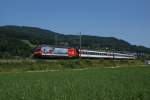 Re 460 036-7 nhert sich am 21.07.2013 aus Richtung Gelterkinden kommend Sissach.