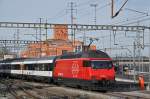 Re 460 059-9 durchfährt den Bahnhof Muttenz. Die Aufnahme stammt vom 22.12.2014.