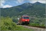 Die SBB Re 460 084 erreicht mit ihrem IR 2328 Locarno - Basel in Kürze die 256 m Lange Ticino-Brücke.
21. Juni 2015