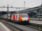 SBB - 460 085-4 vor einem Zug im Bahnhof Luzern am 28.02.2016