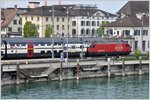 Für etwas Abwechslung sorgt der IC aus Brig mit Re 460 078-9 im Hafen von Romanshorn. (02.05.2016)