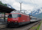 SBB:  GOTTARDO 2016 
Mehrere Extrazüge sowie bis zu mit 12 Wagen verstärkte IR mit Re 460 oder Doppeltraktion Re 4/4 brachten die sehr zahlreichen Festbesucher am 4. und 5. Juni 2016 zu den Feierlichkeiten des Gotthard Basistunnel. Verstärkter IR mit der Re 460 111-8 bei einem Zwischenhalt in Flüelen am 4. Juni 2016.
Foto: Walter Ruetsch
