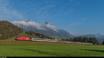 Ein IR mit Re 460 fährt am 22. Oktober 2016 zwischen Schwyz und Steinen in Richtung Zürich HB.