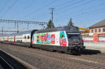 Re 460 099-5, mit der Gottardo/Mobiliar Werbung, durchfährt den Bahnhof Rothrist. Die Aufnahme stammt vom 11.03.2017.