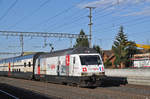Re 460 086-2, mit der TGV Lyria Werbung, durchfährt den Bahnhof Rothrist. Die Aufnahme stammt vom 11.03.2017.