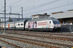 Re 460 041-7, mit der Rotkreuz Werbung, durchfährt den Bahnhof Sissach. Die Aufnahme stammt vom 31.03.2017.