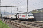 Re 460 041-7, mit der Rotkreuz Werbung, durchfährt den Bahnhof Gelterkinden.