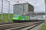 Re 460 080-5, mit der Migros Werbung, durchfährt den Bahnhof Muttenz. Die Aufnahme stammt vom 13.04.2017.