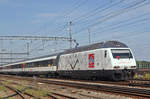 Re 460 044-1, mit der Gottardo 2016 Werbung, durchfährt den Bahnhof Muttenz. Die Aufnahme stammt vom 24.08.2017.