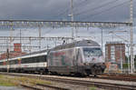 Re 460 107-6, mit der Alptransit Werbung, durchfährt zum Bahnhof Muttenz.