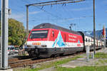 Re 460 065-6, mit der COOP Werbung, verlässt den Bahnhof Interlaken Ost.