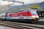 Re 460 065-6, mit der COOP Werbung, wartet im Bahnhof Interlaken Ost.