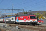 Re 460 065-6, mit der COOP Werbung, durchfährt den Bahnhof Sissach.