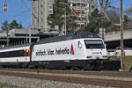 Re 460 071-4, mit der Helvetia Werbung, fährt Richtung Bahnhof Muttenz. Die Aufnahme stammt vom 22.11.2017.