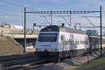 Re 460 071-4, mit der Helvetia Werbung, fährt Richtung Bahnhof SBB.