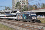 Re 460 105-0, mit der VSLF Werbung, fährt Richtung Bahnhof Muttenz. Die Aufnahme stammt vom 22.11.2017.