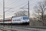 Re 460 071-4, mit der Helvetia Werbung, durchfährt den Bahnhof Kaiseraugst.