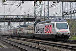 Re 460 075-5, mit der Léman 2030 Werbung, durchfährt den Bahnhof Muttenz. Die Aufnahme stammt vom 20.03.2018.