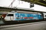 Die Re 460 020-1 mit der Werbeaufschrift:  Ide suisse , steht am 8.12.03 im Bahnhof Zrich