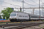 Re 460 071-4, mit der Helvetia Werbung, durchfährt den Bahnhof Pratteln.