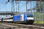 Re 460 079-7, mit der CS/Gottardo 2016 Werbung, durchfährt den Bahnhof Muttenz.