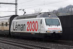 Re 460 075-5 mit der Werbung Léman 2030, durchfährt den Bahnhof Gelterkinden. Die Aufnahme stammt vom 17.12.2018.