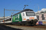 Re 460 001-1 mit der Werbung für 25 Jahre Naturaplan von COOP, fährt Richtung Bahnhof SBB.