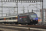 Re 460 031-8 mit der Ceneri 2020 Werbung, durchfährt den Bahnhof Muttenz.