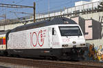 Re 460 113-4 mit der Werbung für 100 Jahre SEV, fährt Richtung Bahnhof Muttenz. Die Aufnahme stammt vom 19.02.2019.