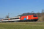 Re 460 058-1 mit der Werbung für 100 Jahre Zirkus Knie, fährt Richtung Bahnhof Itingen.