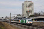 Re 460 001-1 mit der Werbung für 25 Jahre Naturaplan von COOP, fährt Richtung Bahnhof Muttenz. Die Aufnahme stammt vom 19.02.2019.