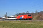 Re 460 058-1 mit der Werbung für 100 Jahre Zirkus Knie, fährt Richtung Bahnhof Itingen. Die Aufnahme stammt vom 27.02.2019.