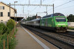 Höchst seltener Gast im ICN 5 - Land Solothurn.
Re 460 080-5  MIGROS  vor einem EW IV - Pendel anlässlich der Bahnhofsdurchfahrt Solothurn-West am 25. Juni 2019.
Foto: Walter Ruetsch