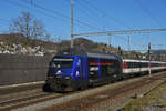 Re 460 031-8 mit der Ceneri Werbung, durchfährt den Bahnhof Gelterkinden. Die Aufnahme stammt vom 07.02.2020.