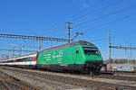 Re 460 007-8 mit der Vaudoise Werbung, durchfährt den Bahnhof Muttenz.