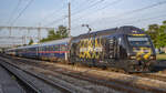 Re 460 072-2  Locarno Film Festival  ist mit dem NJ 470 nach Basel unterwegs. Aufgenommen bei der Durchfahrt in Rupperswil am Abend des 21.05.2022.