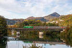 Die Re 460 010  Swisstainable  zieht den IR37 über die Aarebrücke in Olten Richtung Zürich. 16.10.2023