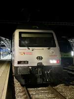 Frontansicht der Re 460 061 mit der neuen Vollwerbung  150 Jahre Schindler  am 19.2.24 im Bahnhof Brig.