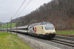 Re 460 019-3 mit der Werbung für 175 Jahre Schweizer Eisenbahnen fährt am 04.03.2024 Richtung Bahnhof Gelterkinden.