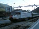 Lok 460 090-4 kommt aus Richtung Spiez im Bahnhof Brig an.