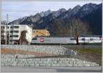 Unter den Zinnen der Roten Platte, des Frhrnlis und des schneebedeckten Montalin schiebt Re 460 107-6 den IC aus Basel SBB in den Bahnhof Chur.