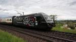 Die schwarze Werbelok  Maurice Lacroix   Re 460 076-3 oberhalb von Frick/Aargau am 20.5.2013.