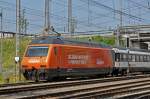 Re 460 063-1 mit der easy Jet Werbung durchfährt den Bahnhof Muttenz. Die Aufnahme stammt vom 11.06.2015.