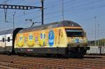 Re 460 029-2, mit der Chiquita Werbung durchfährt den Bahnhof Muttenz. Die Aufnahme stammt vom 10.09.2015.