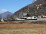 Die Re 460 098 mit einem IR am 23.01.2016 unterwegs bei Cresciano.