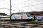 Re 460 044-1, mit der Gottardo 2016 Werbung, durchfährt den Bahnhof Pratteln.