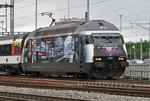 Re 460 028-4, mit einer SBB Personal Werbung, durchfährt den Bahnhof Muttenz. Die Aufnahme stammt vom 30.05.2016.