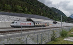 Re 460 098 verlässt am 4. Juni 2016 mit einem GBT-Shuttle den Gotthard Basistunnel in Rynächt. Doppelstockzüge werden hier planmässig erst ab 2020 eingesetzt werden können, da die Zulaufstrecken bis dahin erst auf einem Gleis Dosto-tauglich sind.